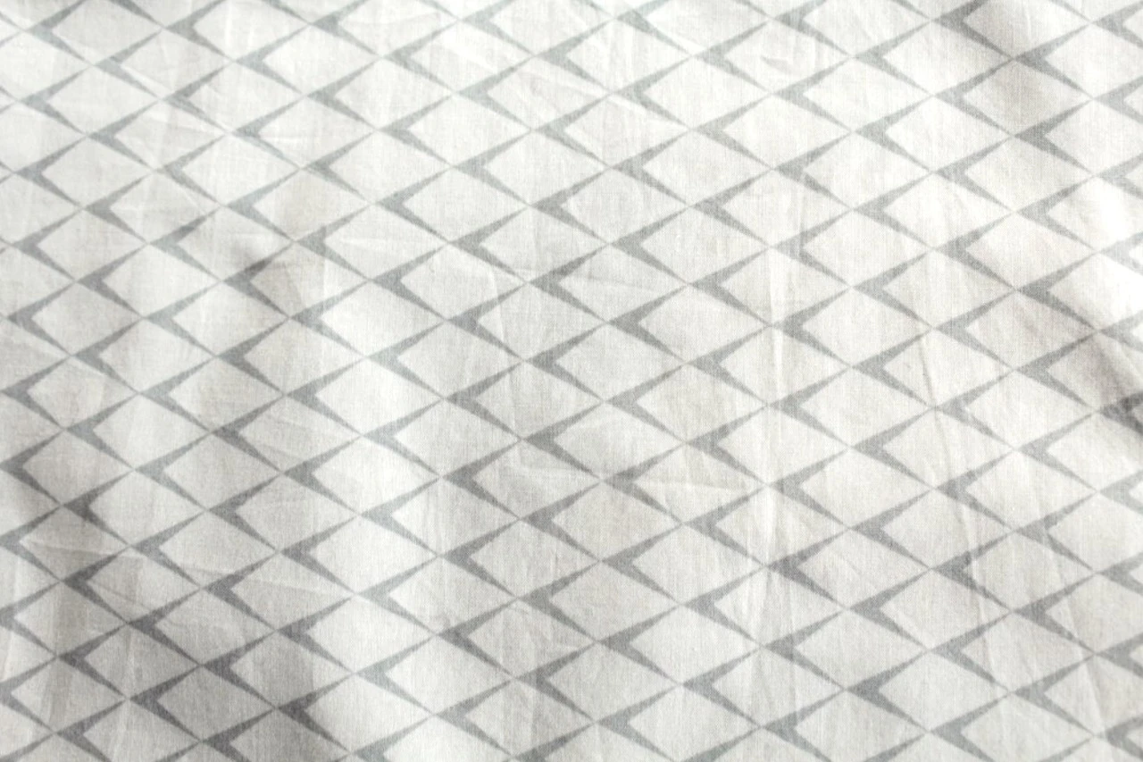 SOLDES Tissu coton graphique vert sauge 52x88 cm